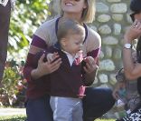 Ali Larter au parc avec son fils Theodore. Une maman-poule radieuse. Le 3 janvier à Los Angeles