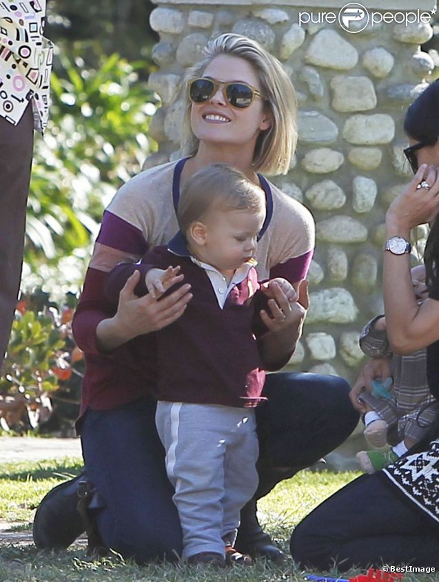 Ali Larter au parc avec son fils Theodore. Une maman-poule radieuse. Le 3 janvier à Los Angeles