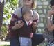 Ali Larter au parc avec son fils Theodore. Une maman-poule radieuse. Le 3 janvier à Los Angeles
