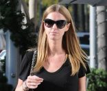 Nicky Hilton, stylée et décontractée, se fait plaisir à la française