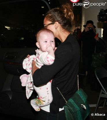 Jessica Alba et sa fille Haven à Los Angeles de retour d'un séjour au Mexique. Le 3 janvier 2011