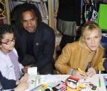 Lorie et Christian Karembeu dessinent avec les enfants lors du lancement de la 23ème opération Pièces Jaunes, à l\'hôpital de Garches, le 5 janvier 2012