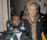 Bernadette Chirac et un patient lors du lancement de la 23ème opération Pièces Jaunes, à l\'hôpital de Garches, le 5 janvier 2012