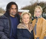 Christian Karembeu, Bernadette Chirac et Lorie lors du lancement de la 23ème opération Pièces Jaunes, à l\'hôpital de Garches, le 5 janvier 2012