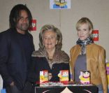 Lorie, Christian Karembeu et Bernadette Chirac lors du lancement de la 23ème opération Pièces Jaunes, à l\'hôpital de Garches, le 5 janvier 2012