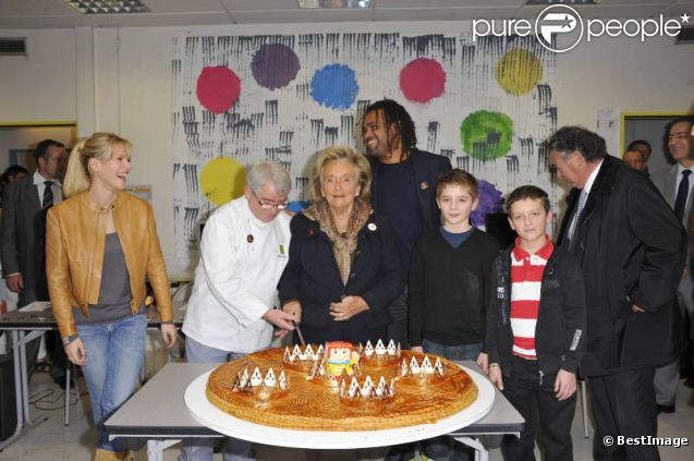 Bernadette Chirac, Lorie et Christian Karembeu lors du lancement de la 23ème opération Pièces Jaunes, à l'hôpital de Garches, le 5 janvier 2012