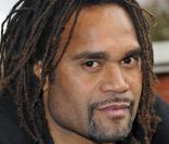Christian Karembeu lors du lancement de la 23ème opération Pièces Jaunes, à l'hôpital de Garches, le 5 janvier 2012