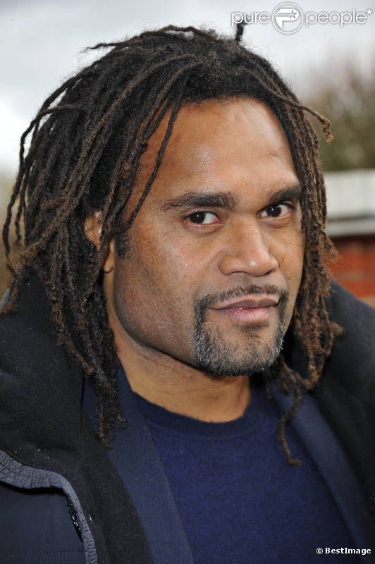 Christian Karembeu lors du lancement de la 23ème opération Pièces Jaunes, à l'hôpital de Garches, le 5 janvier 2012