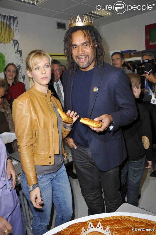 Lorie et Christian Karembeu lors de la galette lors du lancement de la 23ème opération Pièces Jaunes, à l'hôpital de Garches, le 5 janvier 2012