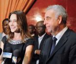 Carla Bruni-Sarkozy et Michel Kazatchkine au Bénin, le 26 janvier 2010.<br />