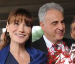 Carla Bruni-Sarkozy et Michel Kazatchkine en Inde, le 6 décembre 2010.<br />