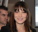 Carla Bruni-Sarkozy au salon du livre pour soutenir l\'opération contre l\'illettrisme baptisée Chèques lire, et organisée par le Centre national du livre (CNL). À Paris le 18 mars 2011.<br />
