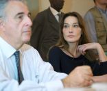 Carla Bruni-Sarkozy et Michel Kazatchkine au Burkina Faso, le 11 février 2009.<br />