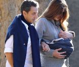 Carla Bruni, Nicolas Sarkozy et leur petite Giulia, à Versailles, le 31 octobre 2011.<br />