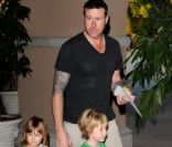 Dean McDermott et ses enfants lors de la conférence de presse NBC Universal à Los Angeles le 6 janvier 2012 