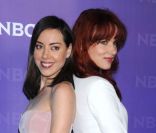 Aubrey Plaza et Juliette Lewis lors de la conférence de presse NBC Universal à Los Angeles le 6 janvier 2012 