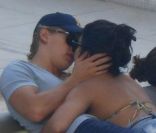 Vanessa Hudgens : Baisers langoureux avec son amoureux qui ne la quitte plus