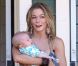 LeAnn Rimes tenant un bébé dans les bras lors de ses vacances à Hawaï le 6 janvier 2012
