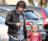 <p>Ben Affleck emmène sa fille Violet à l\'atelier Color Me Mine à Santa Monica, le 8 janvier 2012</p>
<p>&nbsp;</p>