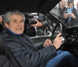 Claude Lelouch participait à la 12e Traversée de Paris à bord d'une Ford Mustang vue dans son film  Un homme et une femme , le 8 janvier 2012.