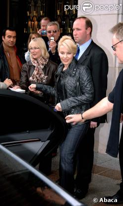 Kylie Minogue quittant le Georges V