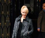 Kylie Minogue quittant le Georges V