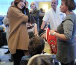 Carla Bruni-Sarkozy en visite à l'hôpital de Garches, le 12 janvier 2012. 