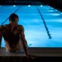 James Bond : Seul et musclé au bord d'une piscine