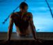 James Bond : Seul et musclé au bord d'une piscine