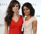 Bérénice Marlohe et Naomie Harris en novembre 2011 à Londres.