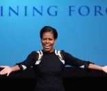 <p>Michelle Obama danse en compagnie des jeunes acteurs de la séries iCarly, dans une école d\'Alexandria en Virginie, le 13 janvier 2011.</p>
<p>&nbsp;</p>
<p>&nbsp;</p>