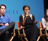 <p>Michelle Obama danse en compagnie des jeunes acteurs de la séries iCarly, dans une école d\'Alexandria en Virginie, le 13 janvier 2011.</p>
<p>&nbsp;</p>
<p>&nbsp;</p>