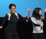 <p>Michelle Obama danse avec Miranda Cosgrove, héroïne de la série <em>iCarly</em>, dans une école d\'Alexandria en Virginie, le 13 janvier 2011.</p>
<p>&nbsp;</p>
<p>&nbsp;</p>