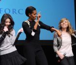 <p>Michelle Obama danse en compagnie des jeunes acteurs de la séries iCarly, dans une école d\'Alexandria en Virginie, le 13 janvier 2011.</p>
<p>&nbsp;</p>
<p>&nbsp;</p>