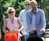 À Sydney en novembre 2009, Britney Spears promène ses fils Sean et Jayden en compagnie de Jason Trawick 