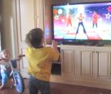 Sean Preston et Jayden James dans le salon chez Britney Spears en janvier 2012