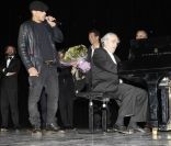 JoeyStarr et Michel Legrand lors de la soirée d'avant-première du film L'amour dure trois ans à Paris le 7 janvier 2012