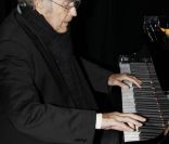 Michel Legrand lors de la soirée d'avant-première du film L'amour dure trois ans à Paris le 7 janvier 2012