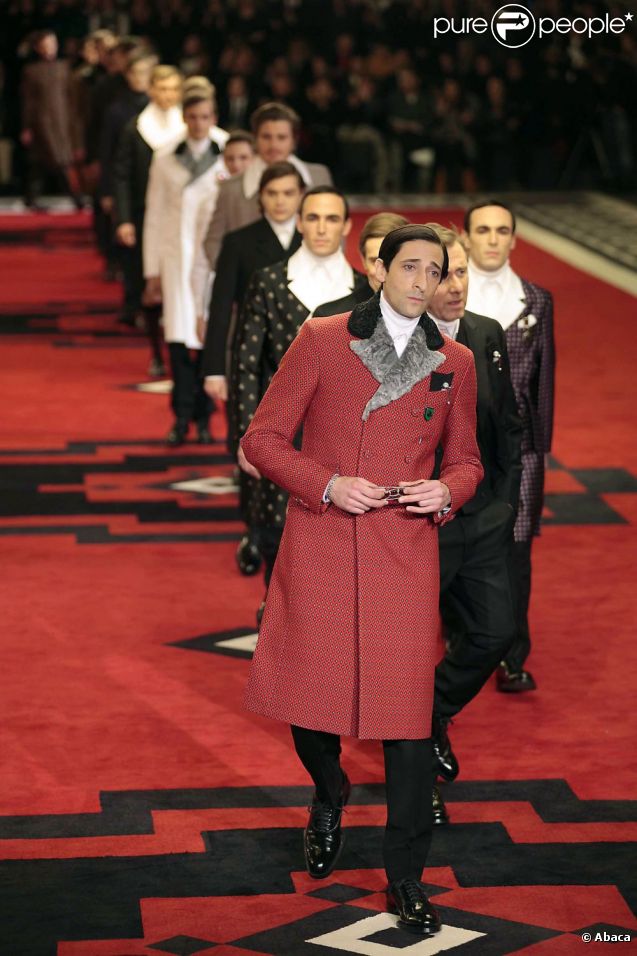Adrien Brody et Tim Roth, lors du final du défilé Prada à Milan, le 15 janvier 2012.
