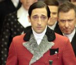 Adrien Brody défile pour Prada automne-hiver 2012 à Milan, le 15 janvier 2012.