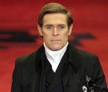 L'acteur Willem Dafoe se glisse dans la peau d'un top model le temps du défilé Prada à Milan, le 15 janvier 2012.
