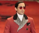 Adrien Brody dans la peau d'un mannequin pour Prada. Milan, le 15 janvier 2012.