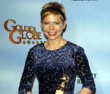 Michelle Williams et son trophée de meilleure actrice dans une comédie, remis lors des Golden Globe Awards à Los Angeles, le 15 janvier 2012.<br />