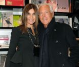 Carine Roitfeld pose avec Giorgio Armani à Milan, le 17 janvier 2012.