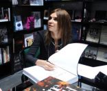 Carine Roitfeld dédicace des exemplaires de son livre Irreverent à Milan, le 17 janvier 2012.