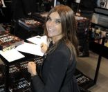 Carine Roitfeld rencontre des fans au cours d'une séance de dédicaces à Milan, le 17 janvier 2012.
