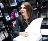 Carine Roitfeld signe des copies de son livre Irreverent à Milan, le 17 janvier 2012.