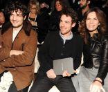 Louis Garrel, l'acteur Elio Germano et Roberta Armani assistent du premier rang au défilé Giorgio Armani à Milan, le 17 janvier 2012.
