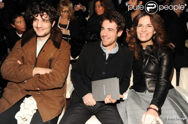 Louis Garrel, l'acteur Elio Germano et Roberta Armani assistent du premier rang au défilé Giorgio Armani à Milan, le 17 janvier 2012.