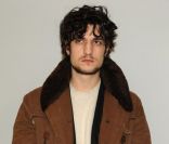Louis Garrel assiste au défilé Giorgio Armani automne-hiver 2012 à Milan, le 17 janvier 2012.